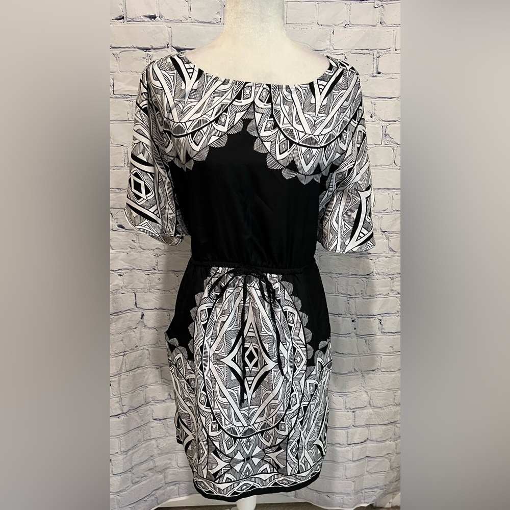 New York & Company Black And White Light Weight Dress Size Small